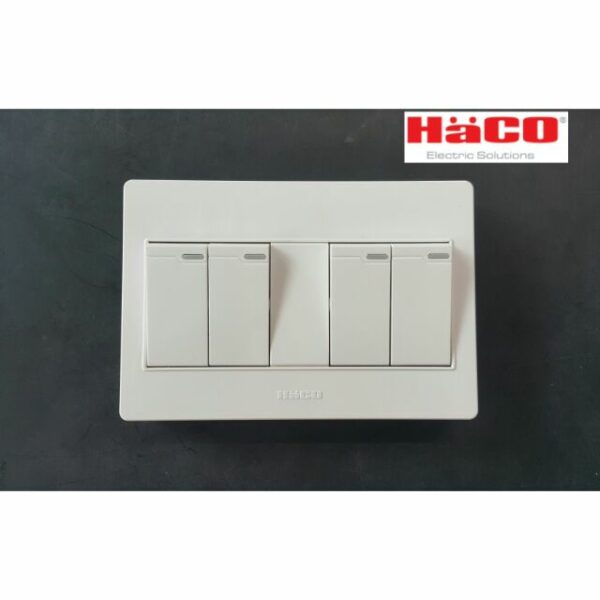 Haco สวิตซ์ทางเดียว 4 ช่อง 16 แอมป์  พร้อมกล่องหน้ากากแบบลอย มี มอก. รุ่น M4N-S41